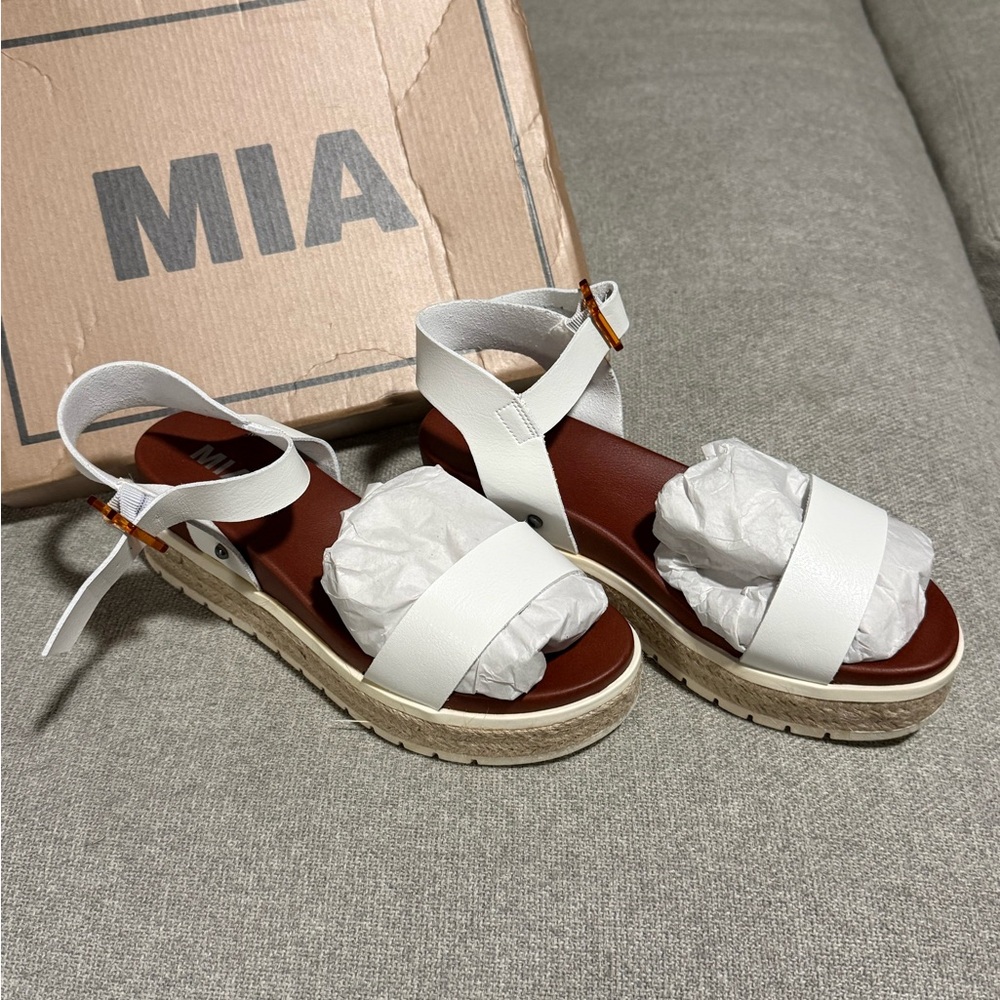 MIA Women's White and Tan Sandals